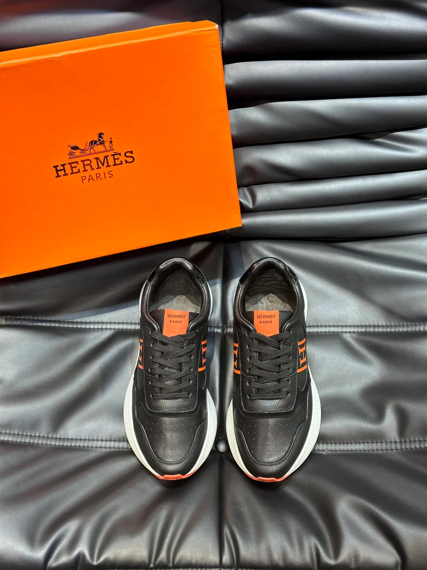 Factory price: 520💰HERMES/Hermes Hugo thick-soled sneakers are casual men's shoes. These sneakers are made of imported first-layer cowhide leather and breathable mesh design. The contrasting color design creates a dynamic and modern shape. The front end of the toe is decorated with natural-color rubber inlays, making it novel and fashionable. The texture is incomparable, with cowhide lining and cowhide foot pads, the upper foot is comfortable and breathable, and the rubber sole is decorated with geometric patterns and iconic "H" details. A very personal one! Size: 39-44 (customized at 38.45)